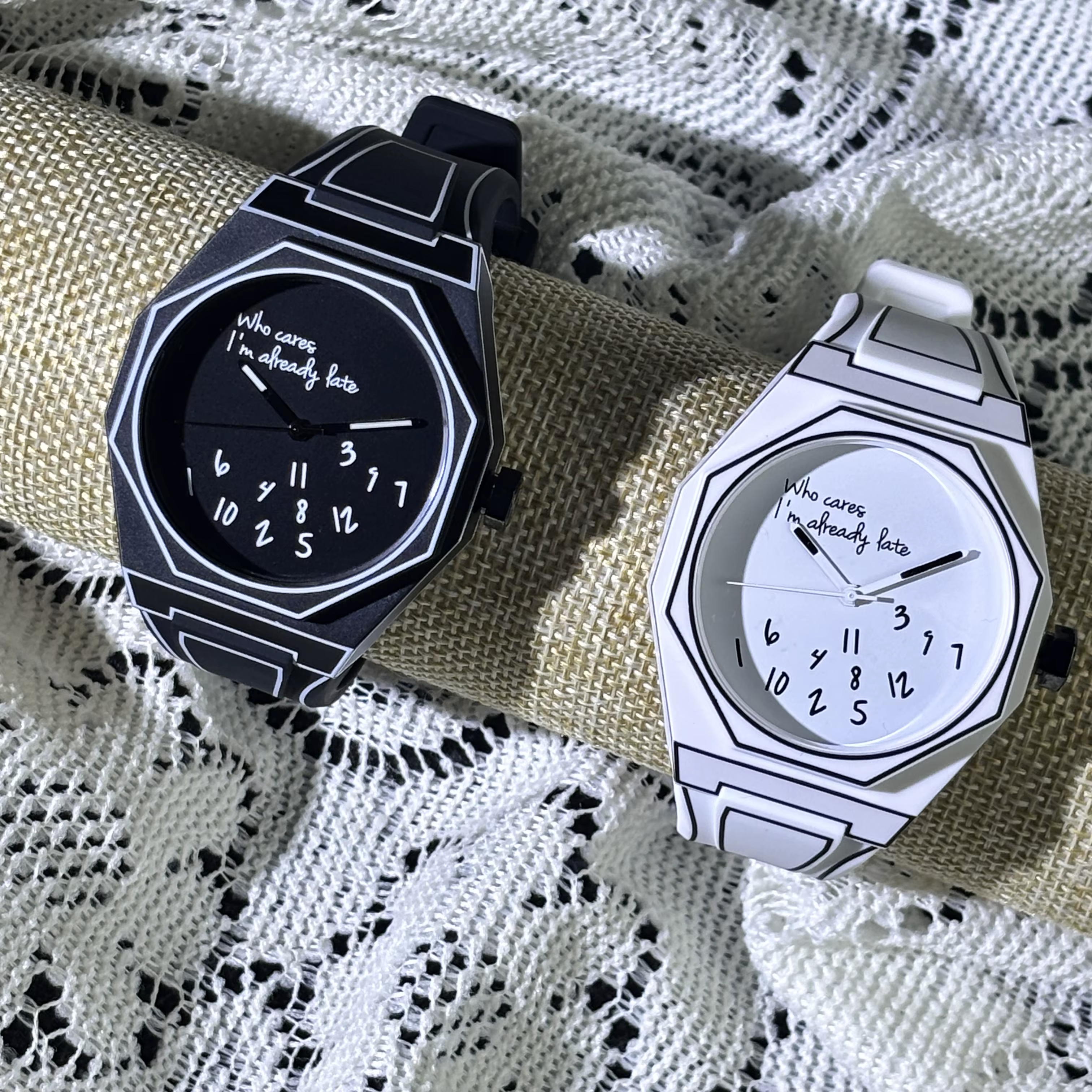 Schizche moderne 2D Montres de bande dessinée blanche