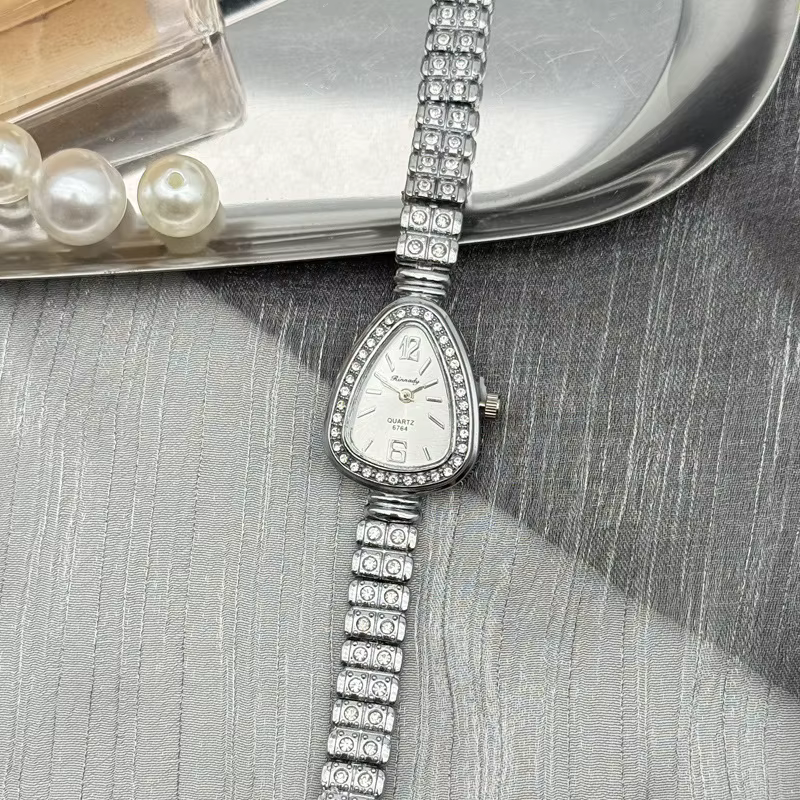 Montre bracelet serpent élégante