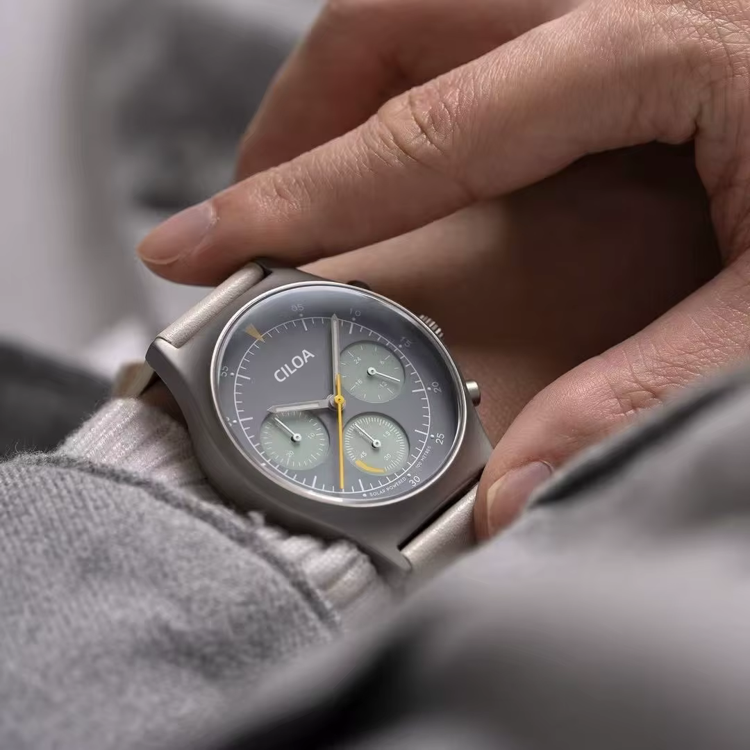 Montre à quartz multifonction