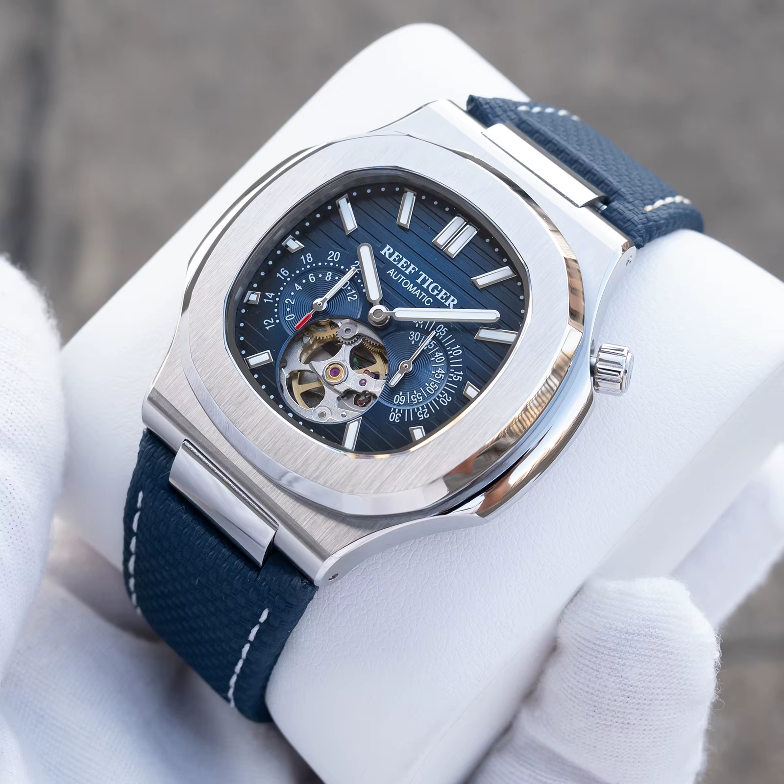 Récif tigre hommes montre automatique de luxe 44mm carré mécanique montre-bracelet saphir lumineux squelette cadran Date 24 heures