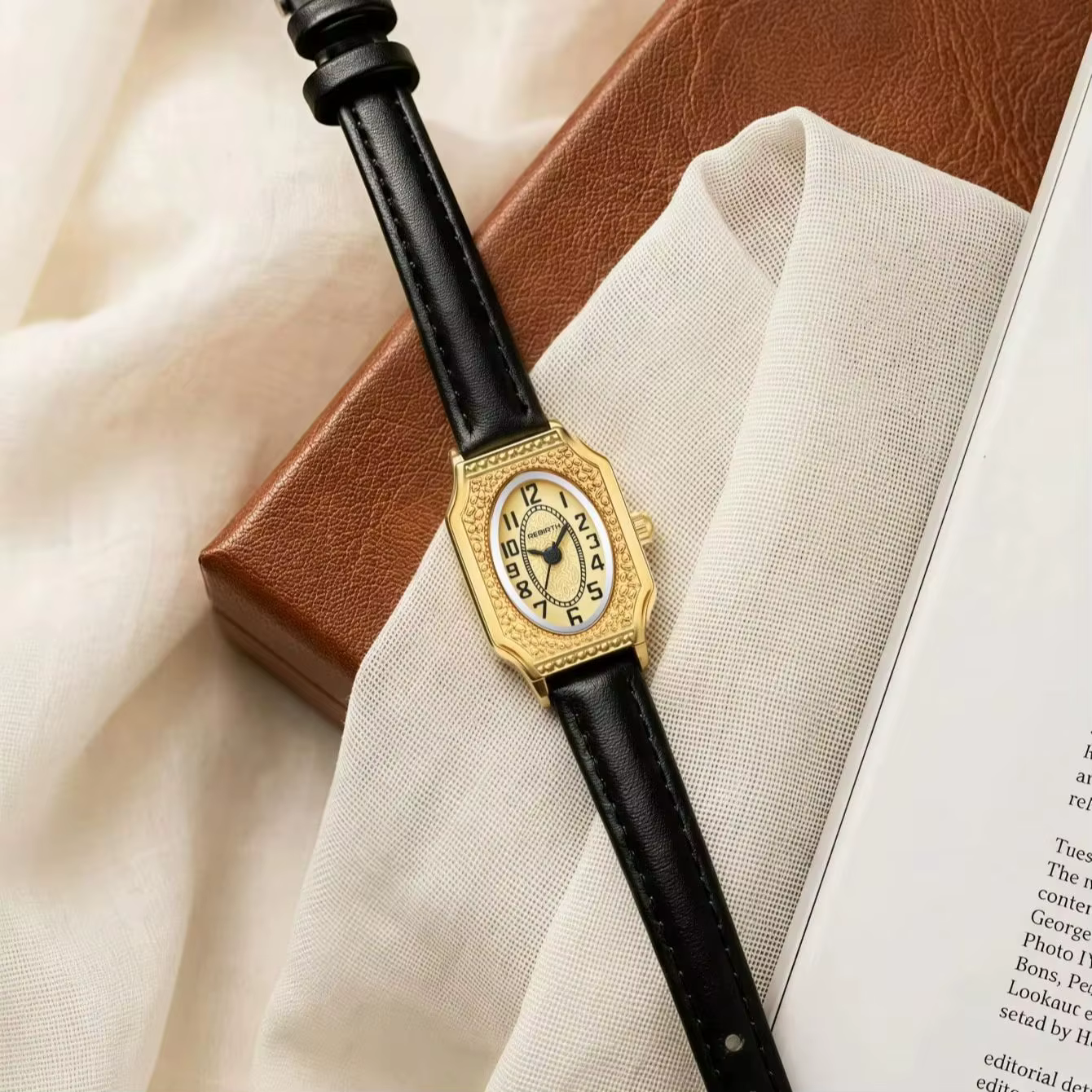 Montre à quartz simple et rétro pour femme avec un cadran ovale compact et un bracelet en cuir fin pour un usage quotidien