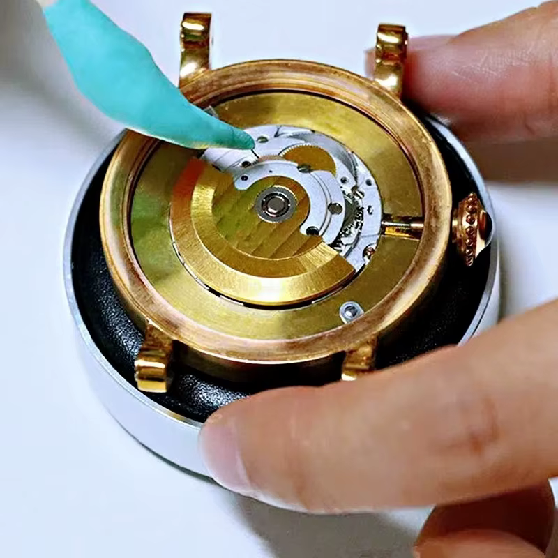 Pâte nettoyante pour mouvements de montre
