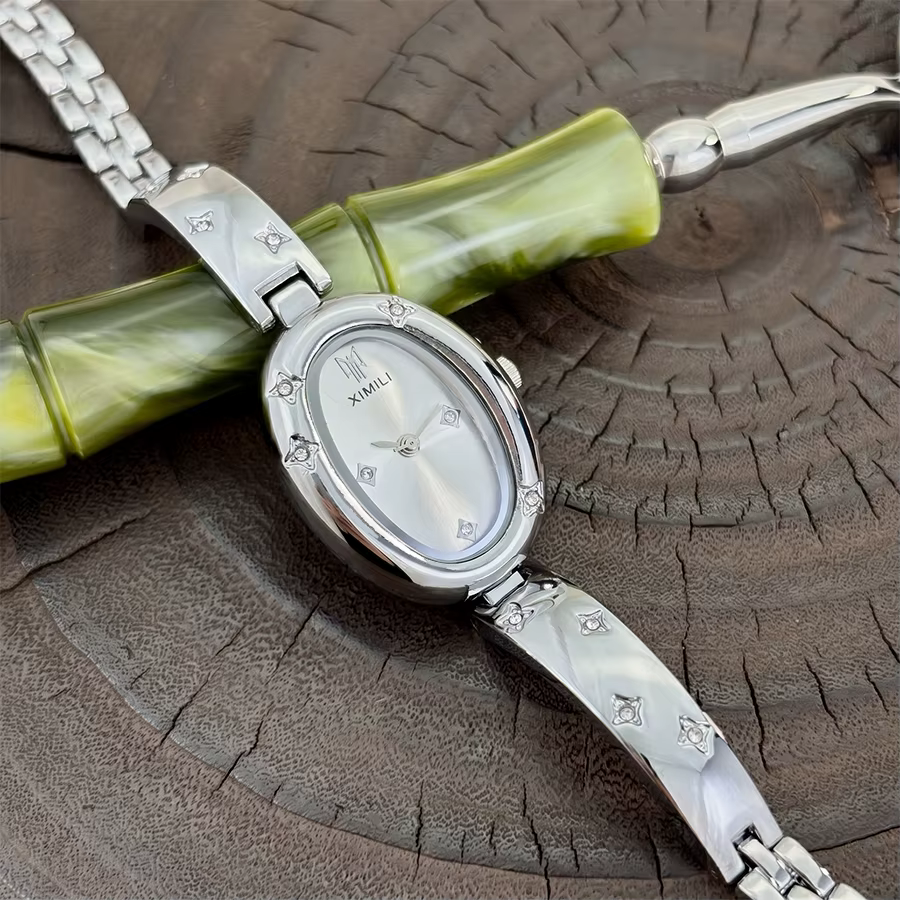 Montre ovale dorée tendance pour femme avec détail gravé en forme d'étoile : un accessoire intemporel