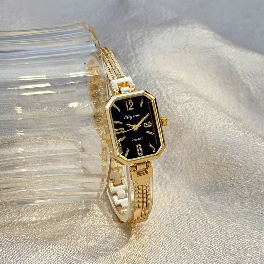 Montre-bracelet rectangulaire dorée pour femme avec chaînes à pampilles