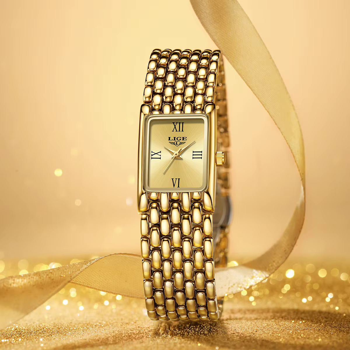 Petite montre carrée en or pour femme
