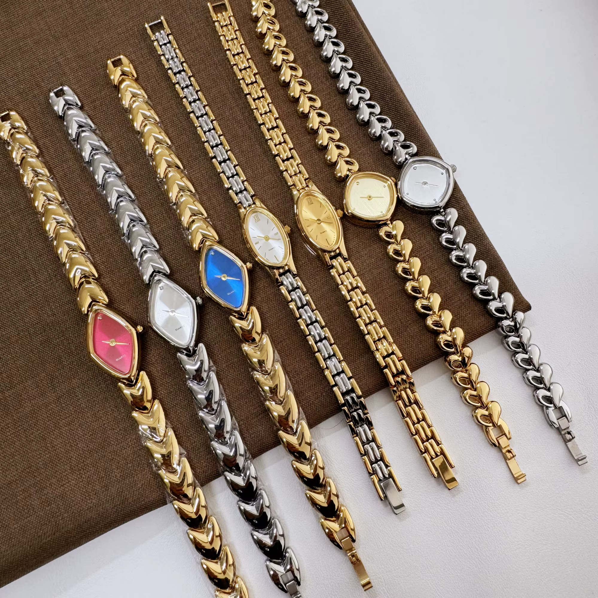 2025 nouveau style vintage étanche artistique quartz lumière luxe montre pour femme en acier