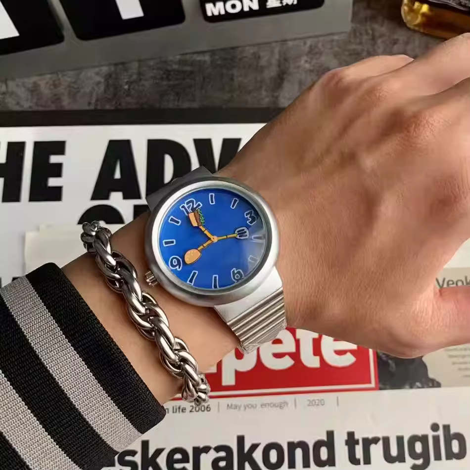 Montre à cadran de dessin animé pour hommes et femmes