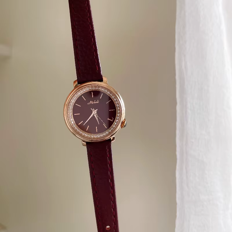 Montre à cadran rond bordeaux