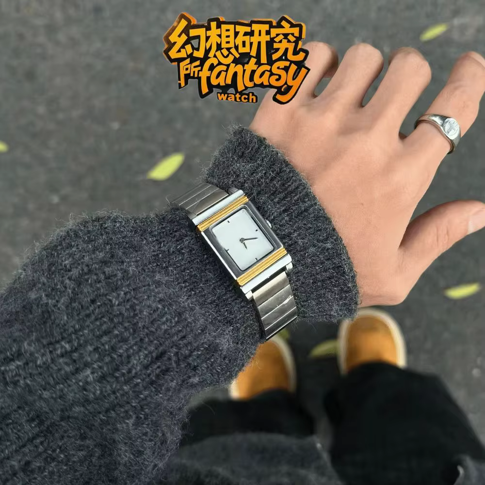 Cette montre à quartz Y2K est parfaite pour les couples. Il présente un boîtier rotatif double face et est résistant à l'eau jusqu'à 30 mètres.