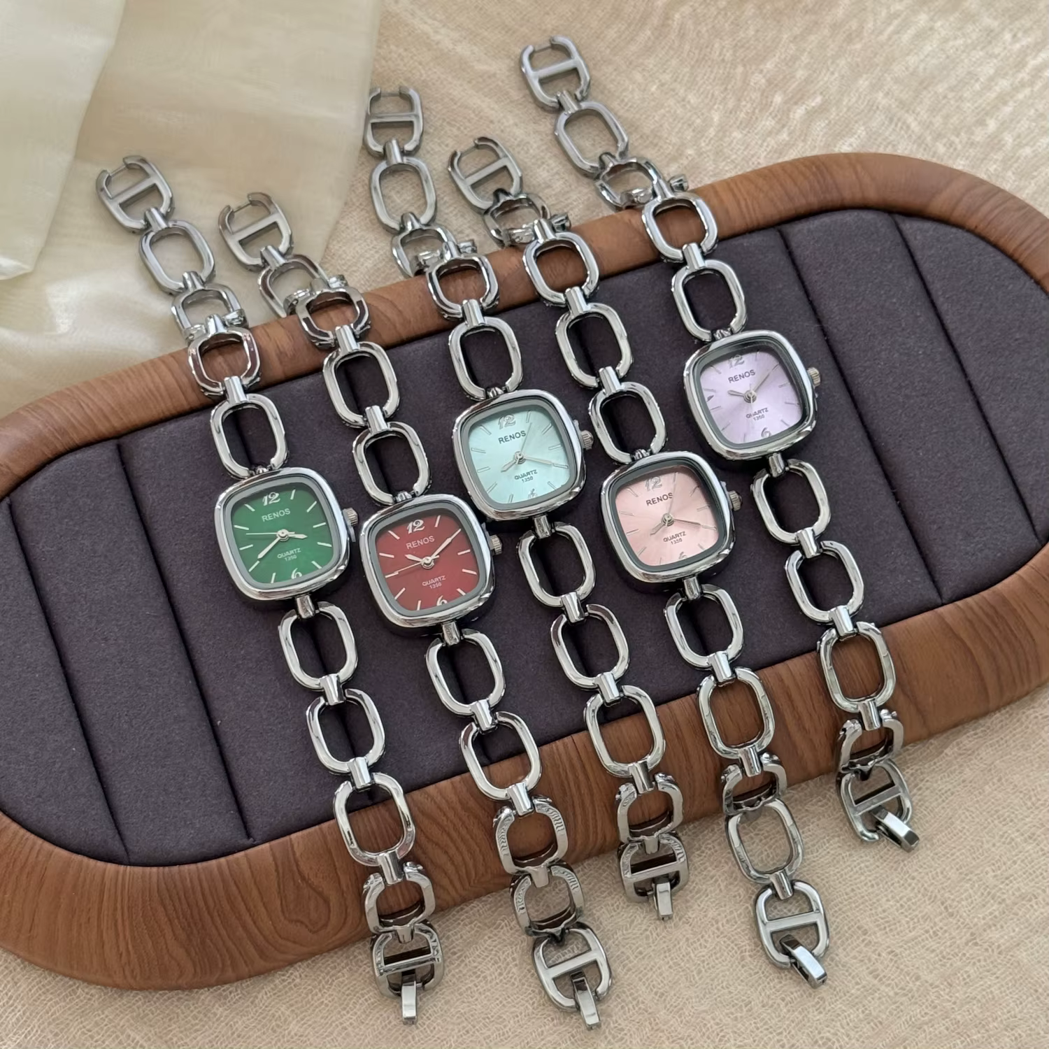 Montre bracelet carrée ajourée argentée pour femme