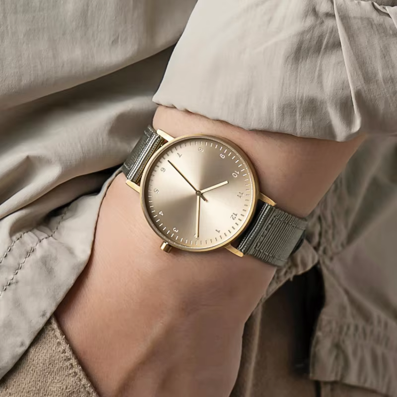 Montre à quartz avec mouvement