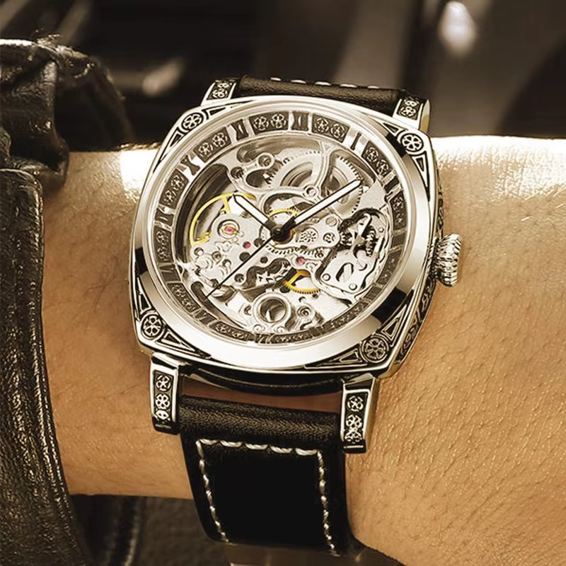 Une montre mécanique creuse à Tourbillon entièrement automatique sculptée lumineuse de Style d'affaires en alliage de Zinc noir pour hommes