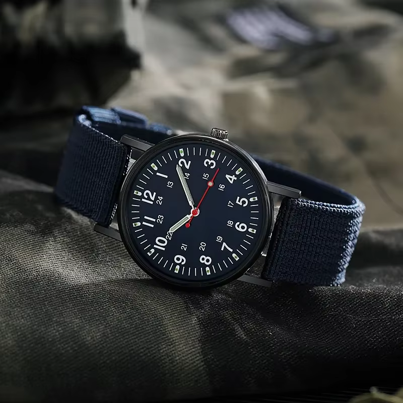 Nouveau Design de luxe hommes montres lumineux main vent alliage