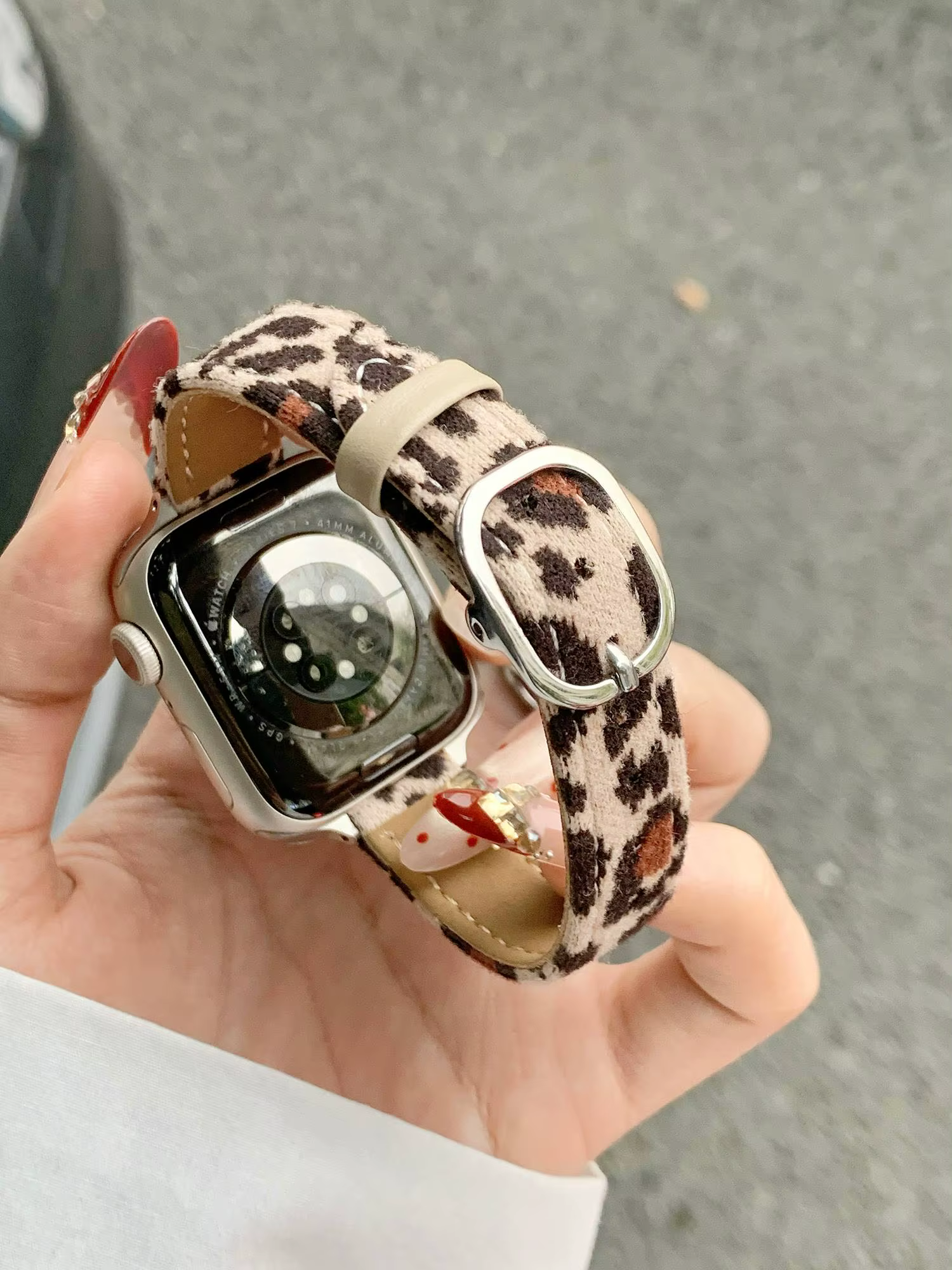 Bracelet en cuir à imprimé léopard populaire pour Apple Watch Femme 44mm 40 45 41 49 42 38 Series 11 10 9 8 SE 7 6 5 4 3