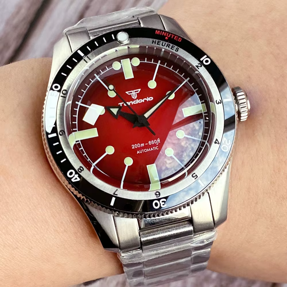Montre-bracelet mécanique résistante à l'eau 200 m Miyota 8215 Verre saphir bombé Lunette à 120 clics Bracelet en acier Marques lumineuses
