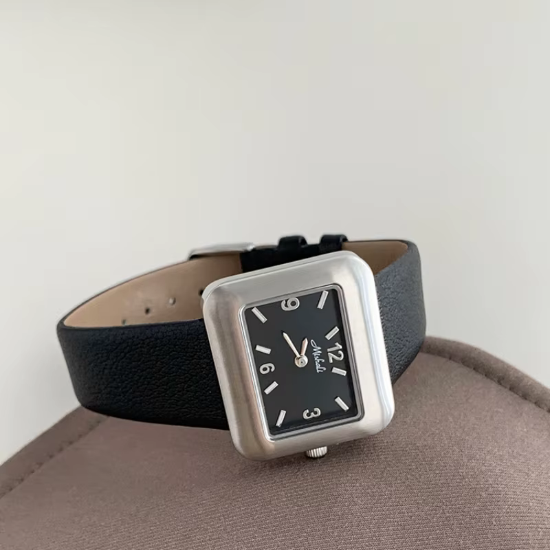 2025 nouvelle montre de mode numérique pour femme Simple carré petit cadran ceinture en cuir femmes