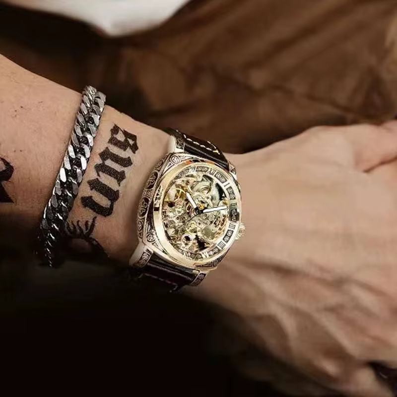 Une montre mécanique creuse à Tourbillon entièrement automatique sculptée lumineuse de Style d'affaires en alliage de Zinc noir pour hommes