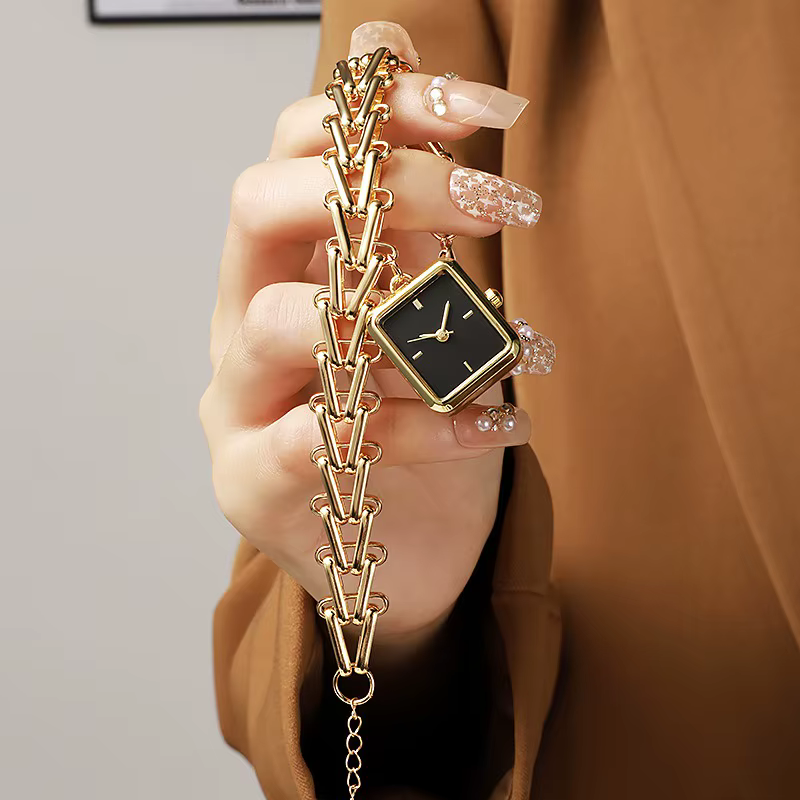 Montre de luxe dorée avec cadran triangulaire motif épi de blé