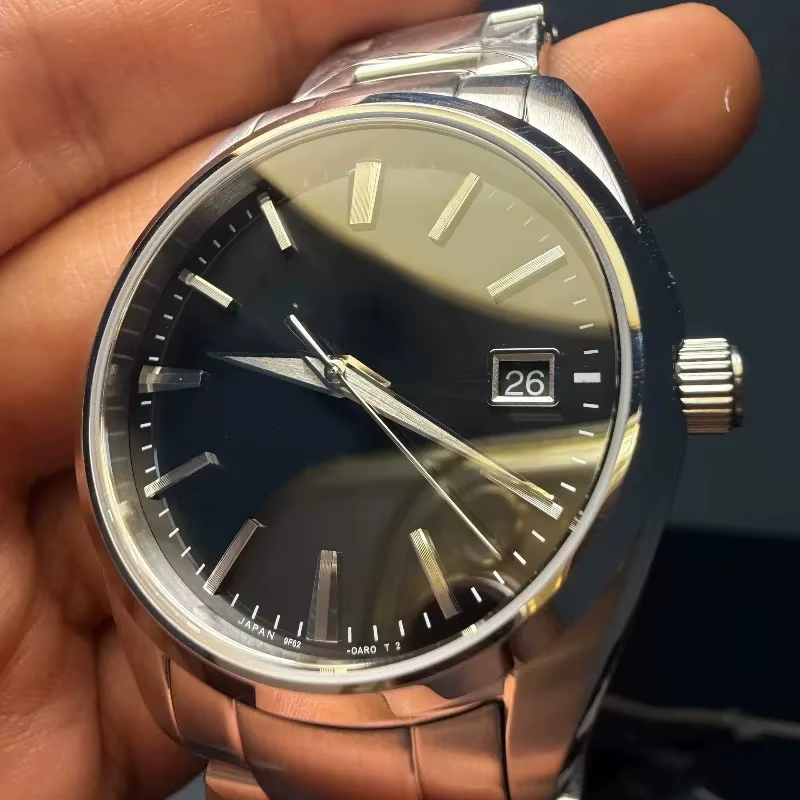 La montre est dotée du modèle SBGX263 Champagne