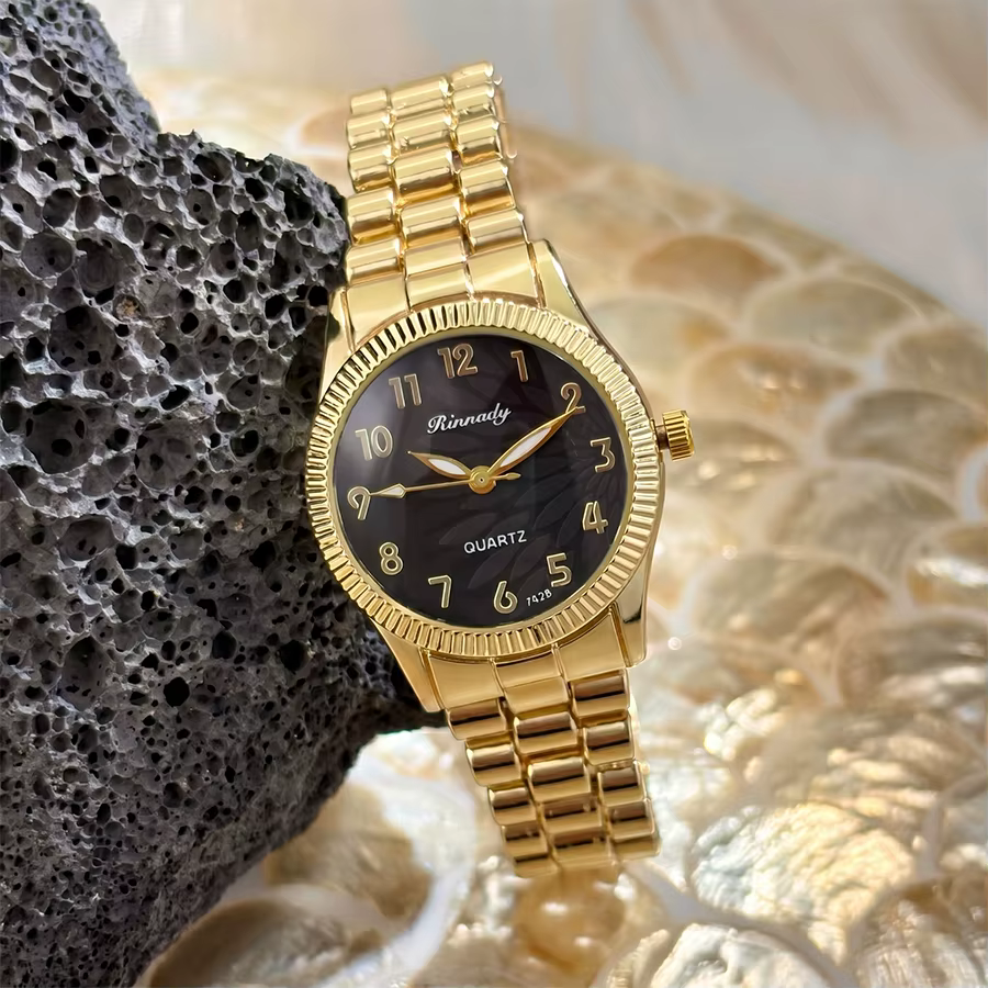 Montre classique élégante pour femme avec cadran à motif plume sur un côté