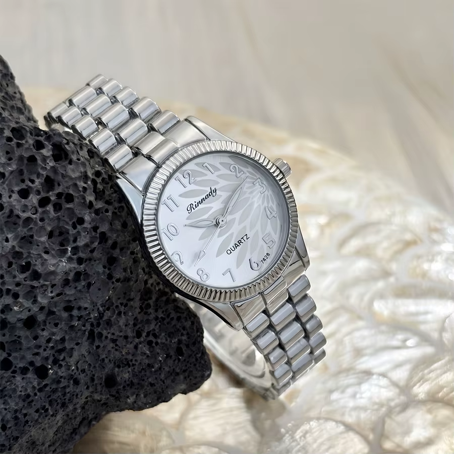 Montre classique élégante pour femme avec cadran à motif plume sur un côté