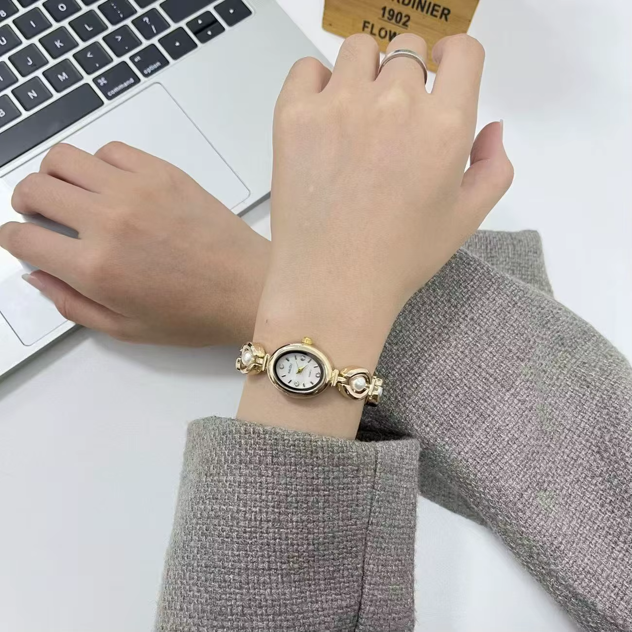 Nouvelle offre spéciale ovale belles dames Vintage montres pour femme fille étudiant mignon élégant petites femmes