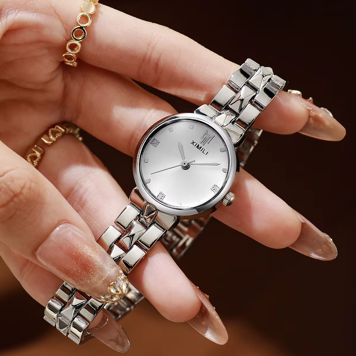 Nouvelle montre-bracelet pour femme, style bracelet carré doré, montre pour femme luxueuse et simple, montre-bracelet haut de gamme pour femme.