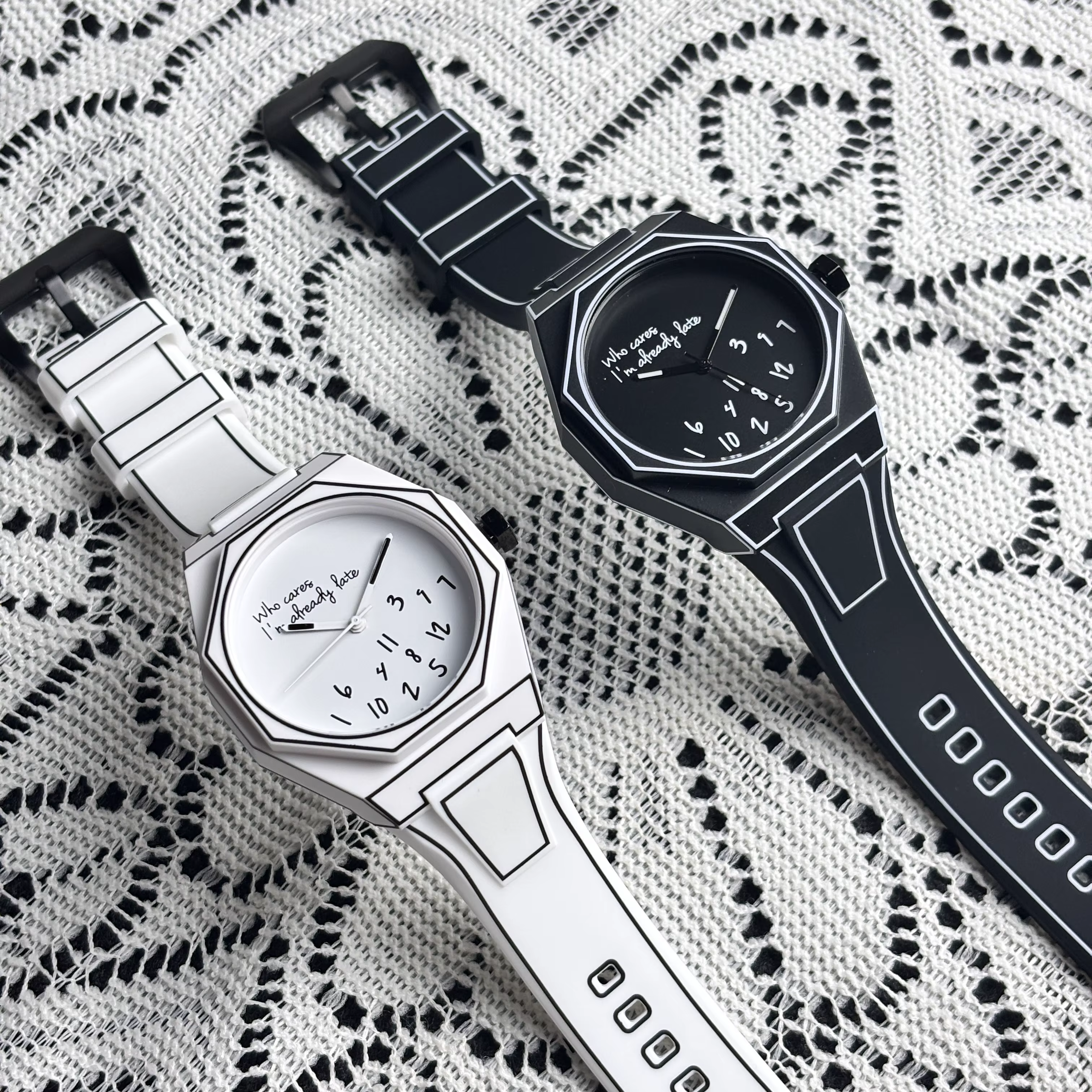 Schizche moderne 2D Montres de bande dessinée blanche