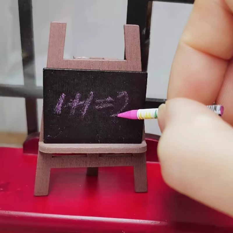 1 ensemble d'accessoires de bricolage pour maison de poupée, kit de tableau noir miniature avec support à craie, modèle de jouet de décoration de micro-paysage