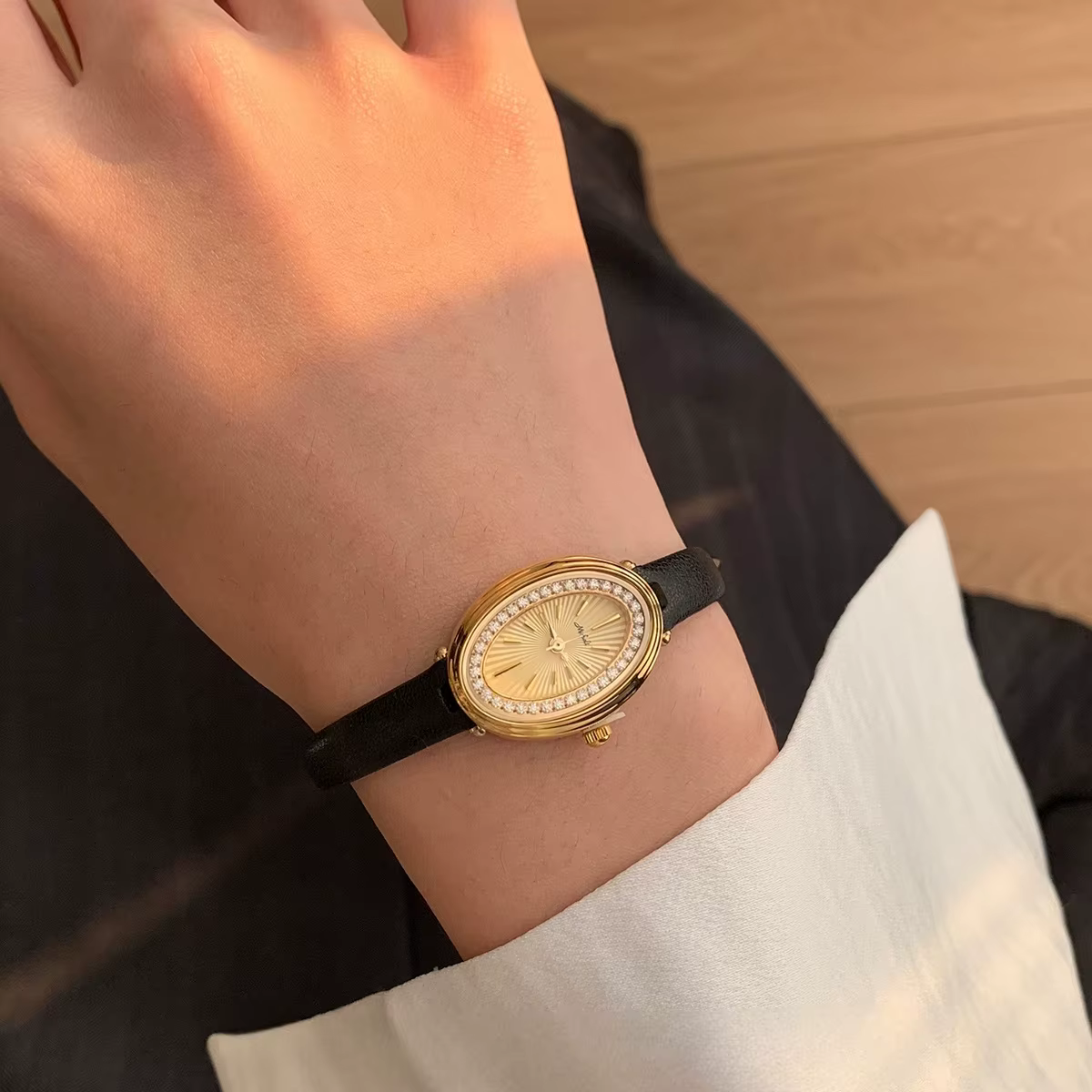 Montre elliptique incrustée de diamants
