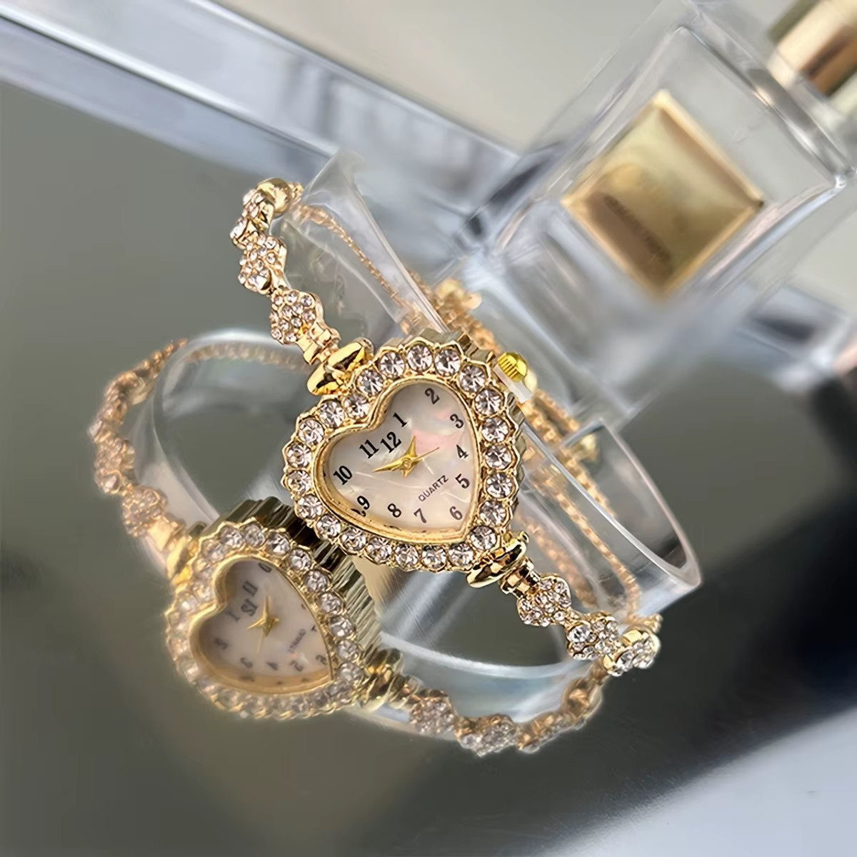 Montre femme coeur strass avec cadran étincelant et bracelet en alliage doré - Montre-bracelet à quartz compacte pour une élégance quotidienne