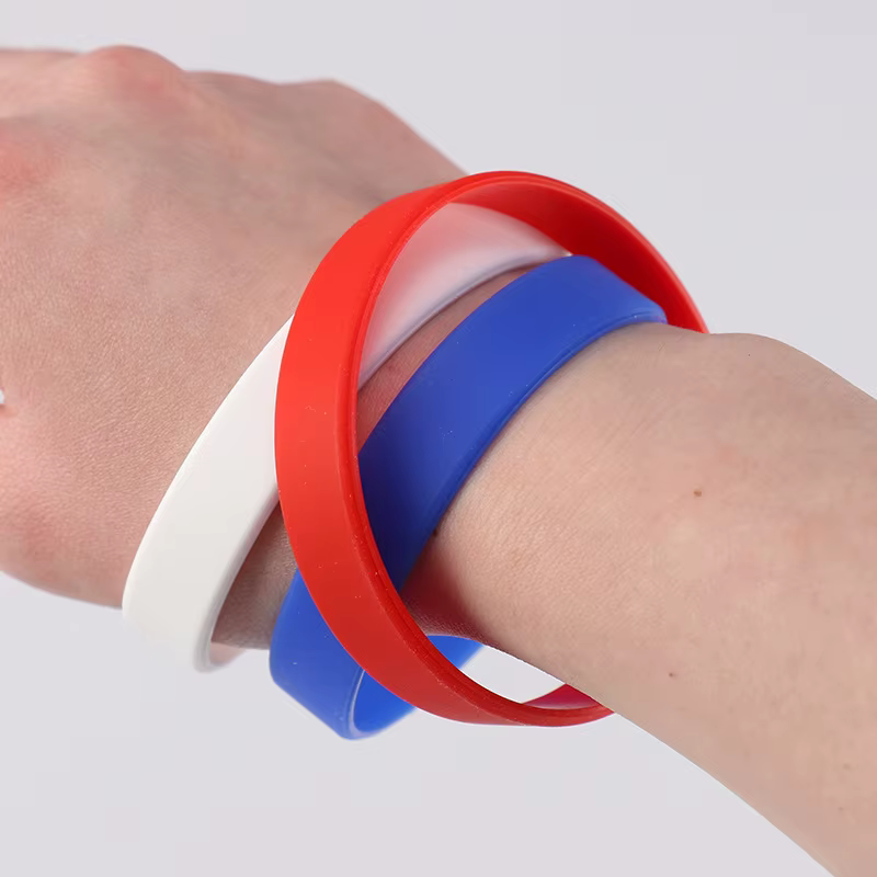 Bracelets de sport en silicone pour hommes et femmes