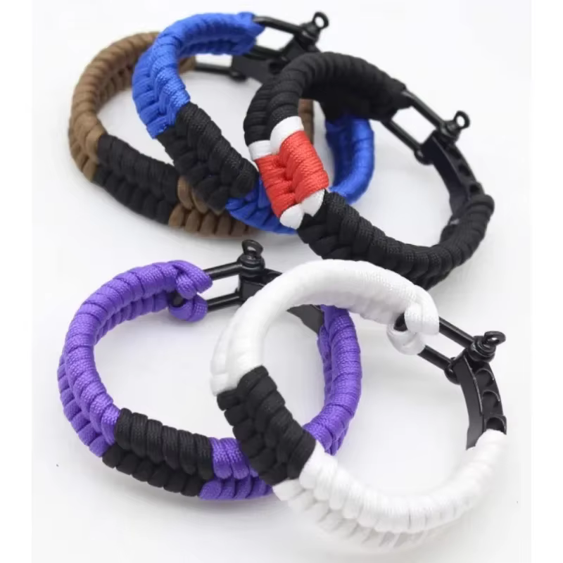 Bracelet paracorde tressé à boucle réglable en forme de U