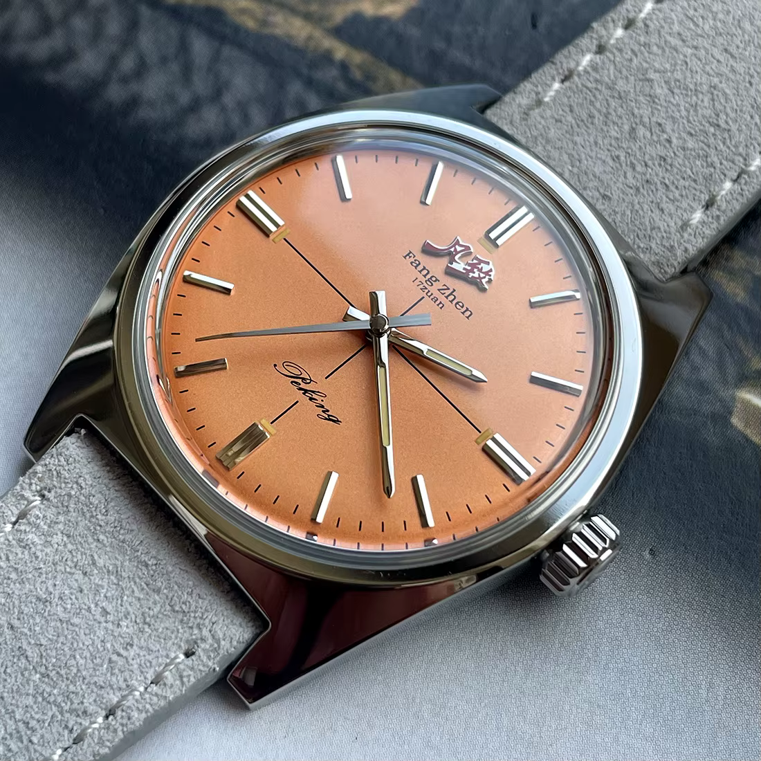 Montre Merkur avec cadran rouge vin