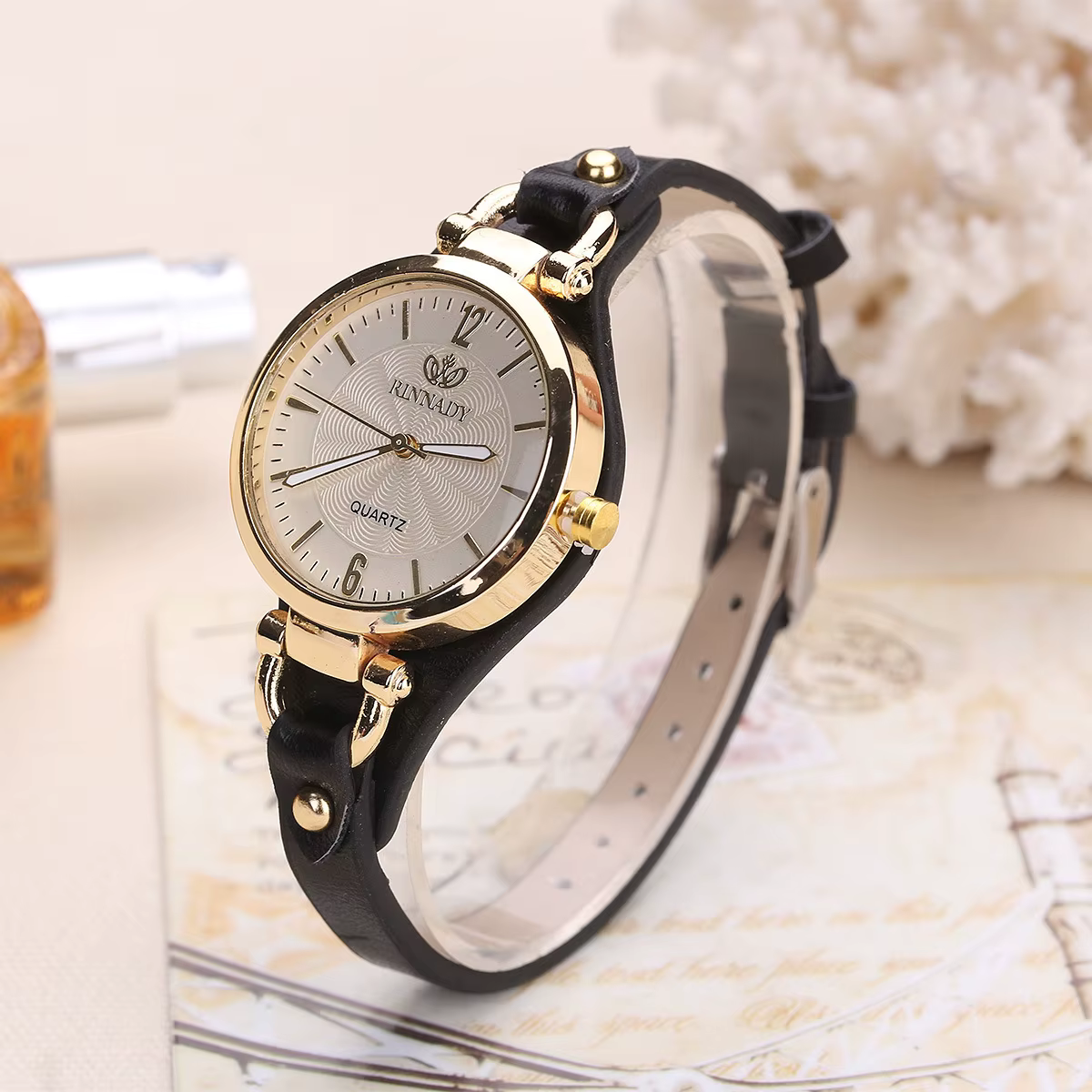 Montres vintage ultra-fines à bracelet en cuir pour femmes