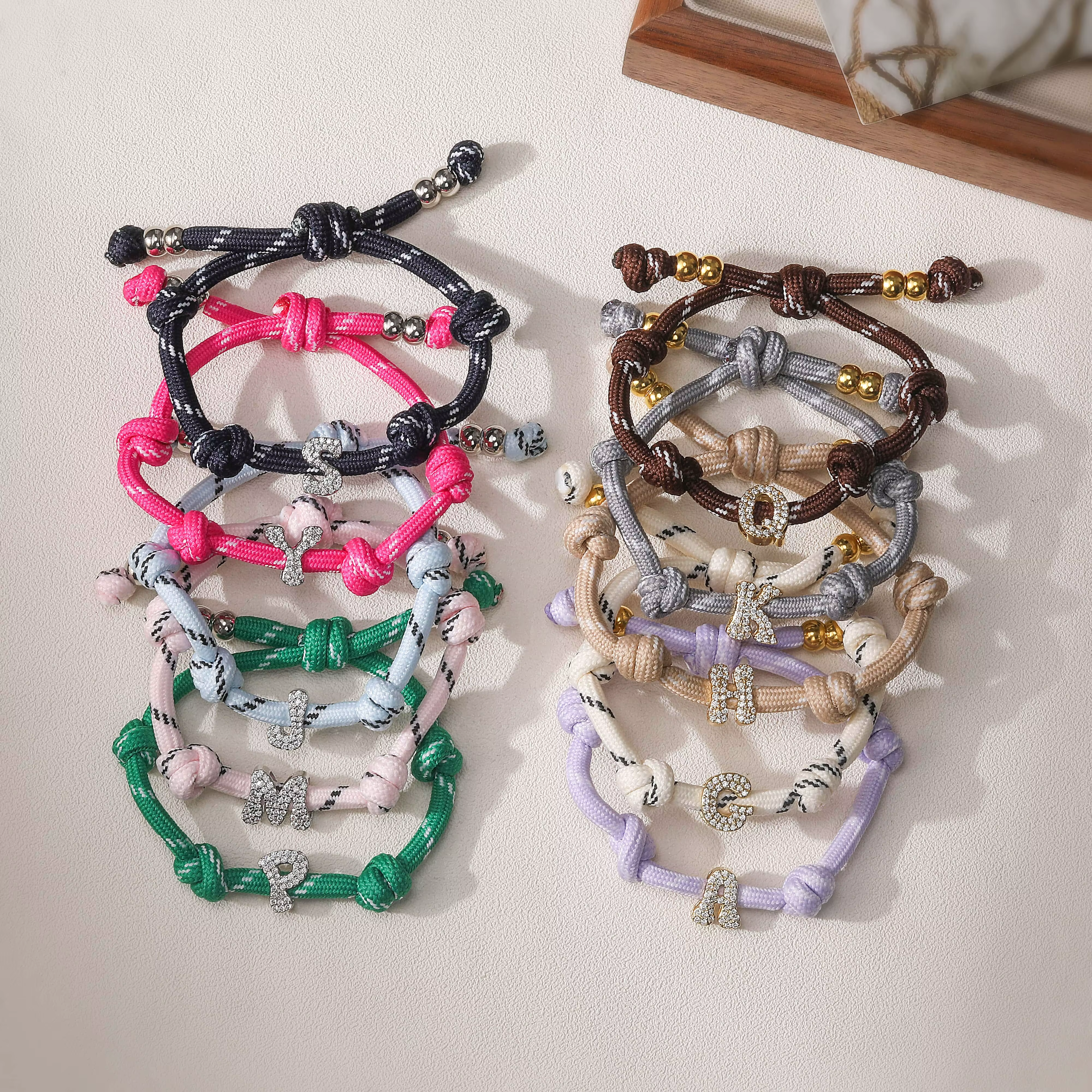 Bracelet tressé bicolore avec breloques alphabet A-Z