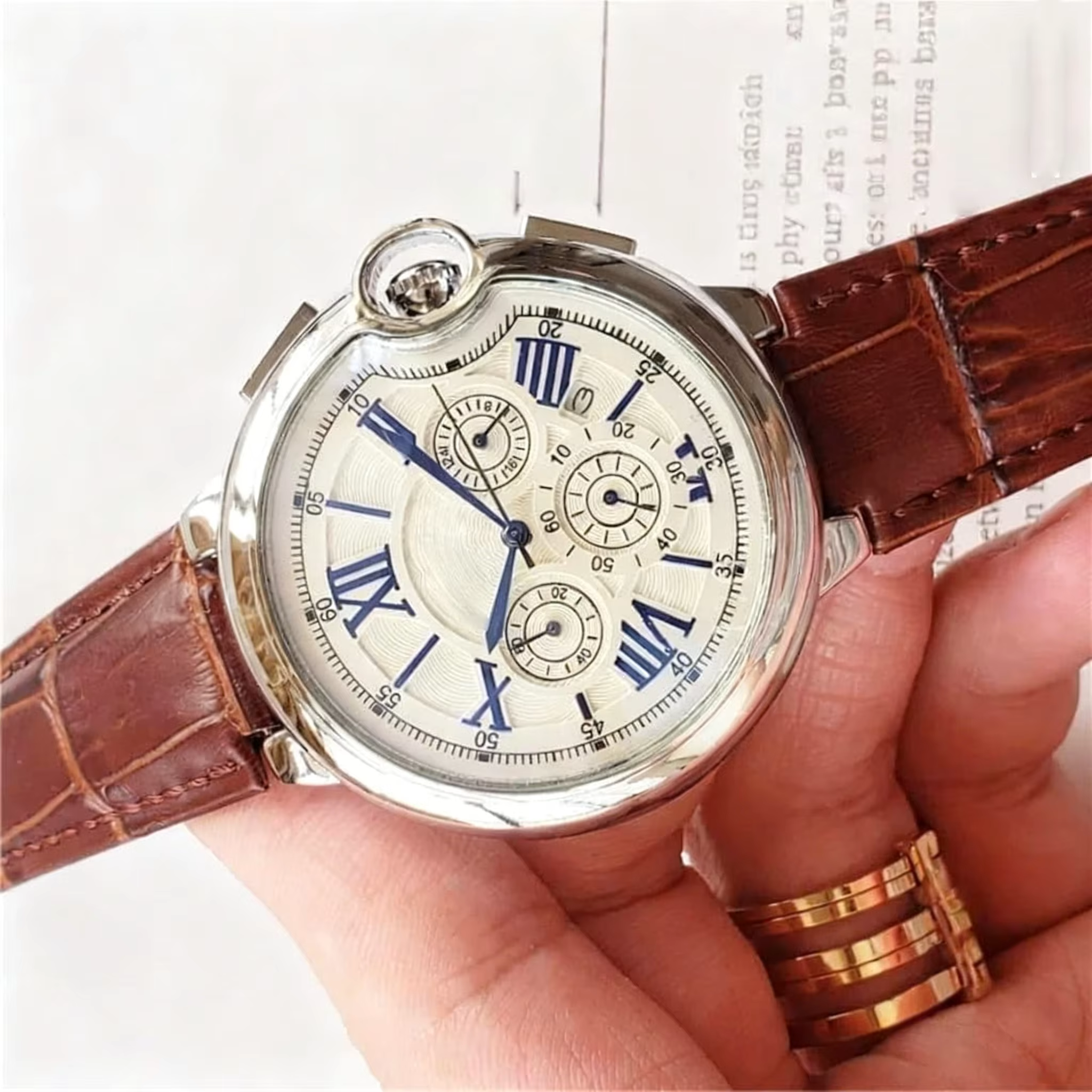 Montre de sport pour homme dans une palette de couleurs noire et bleue élégante