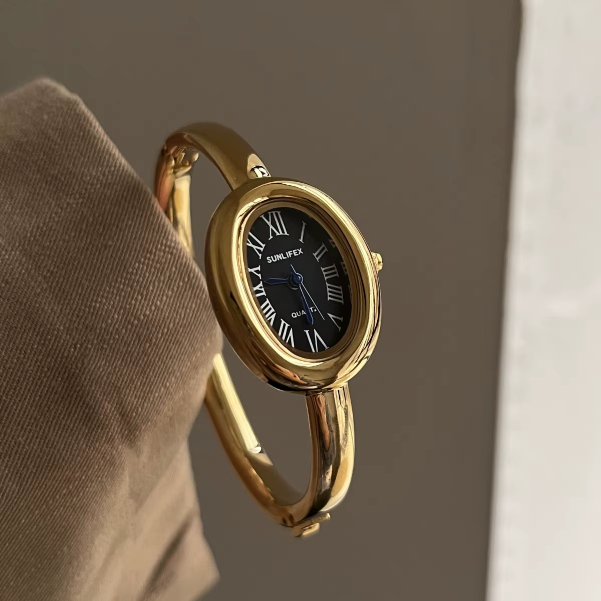 Montre ovale pour femmes