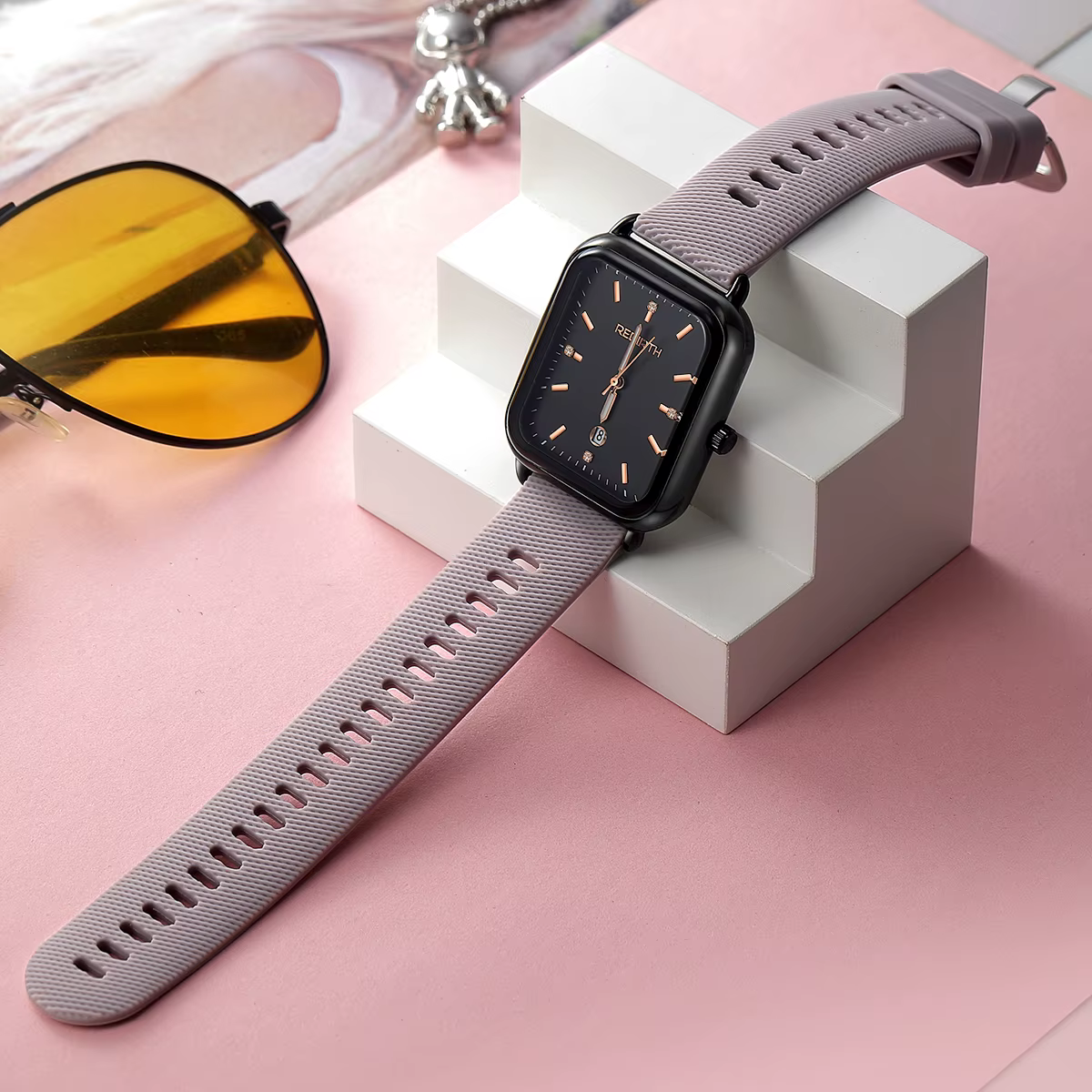 Nouvelle montre à quartz pour femme au design simple