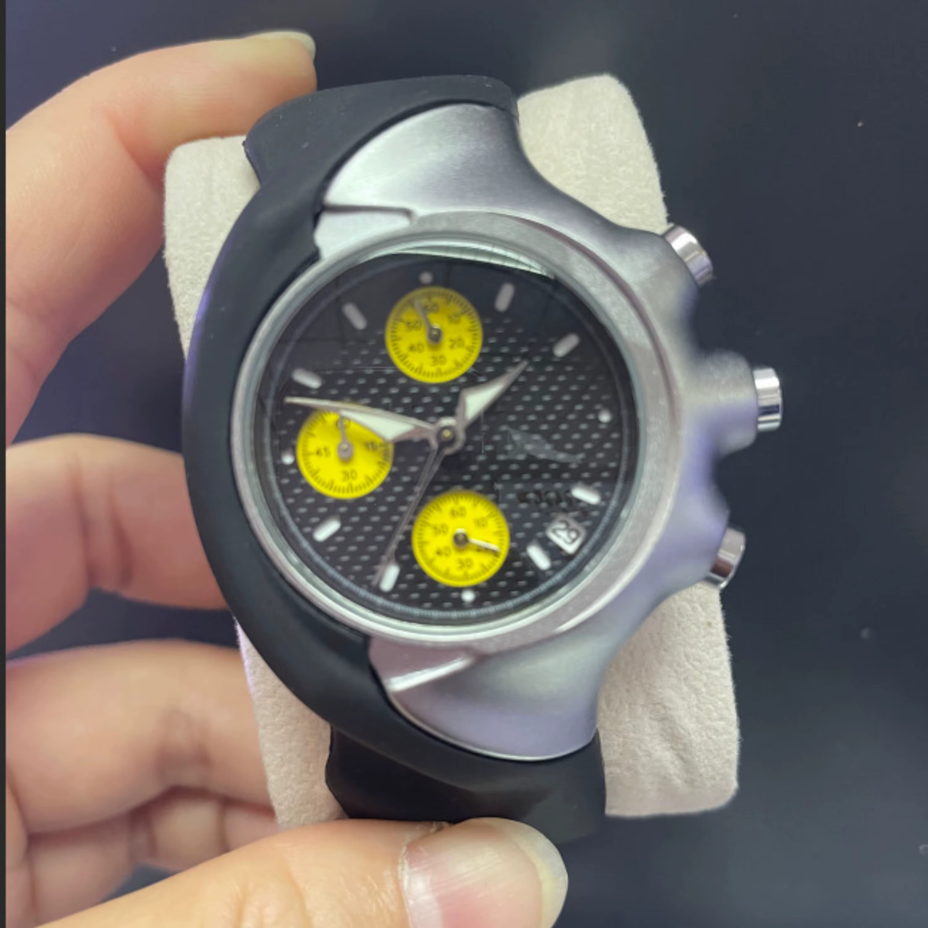 Montre originale Y2K au design étrange