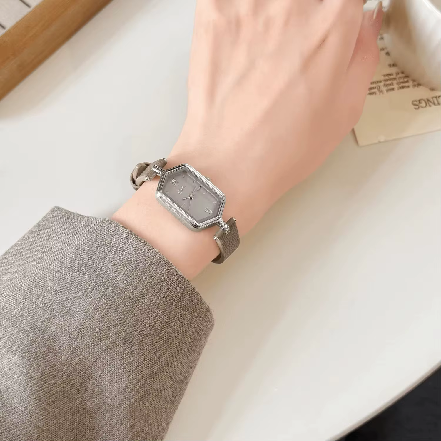 Montre hexagonale vintage pour femme, bracelet en cuir, chiffres romains minimalistes, montre-bracelet à quartz, petite montre, décontractée, pour tous les jours, montres habillées