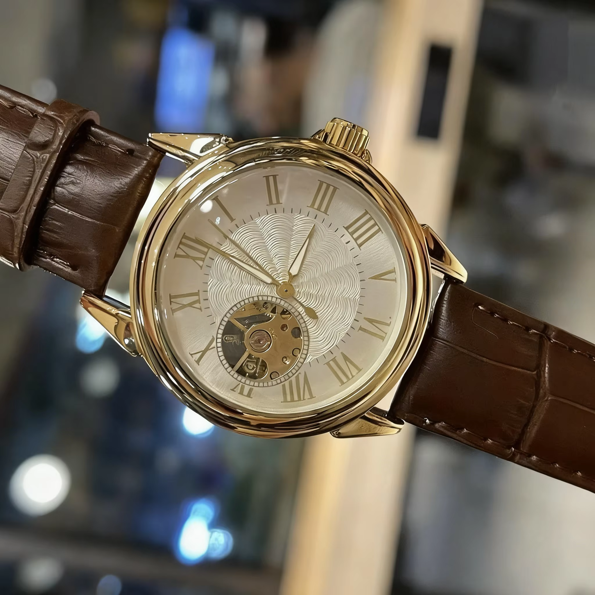 Montre de sport pour homme dans une palette de couleurs noire et bleue élégante