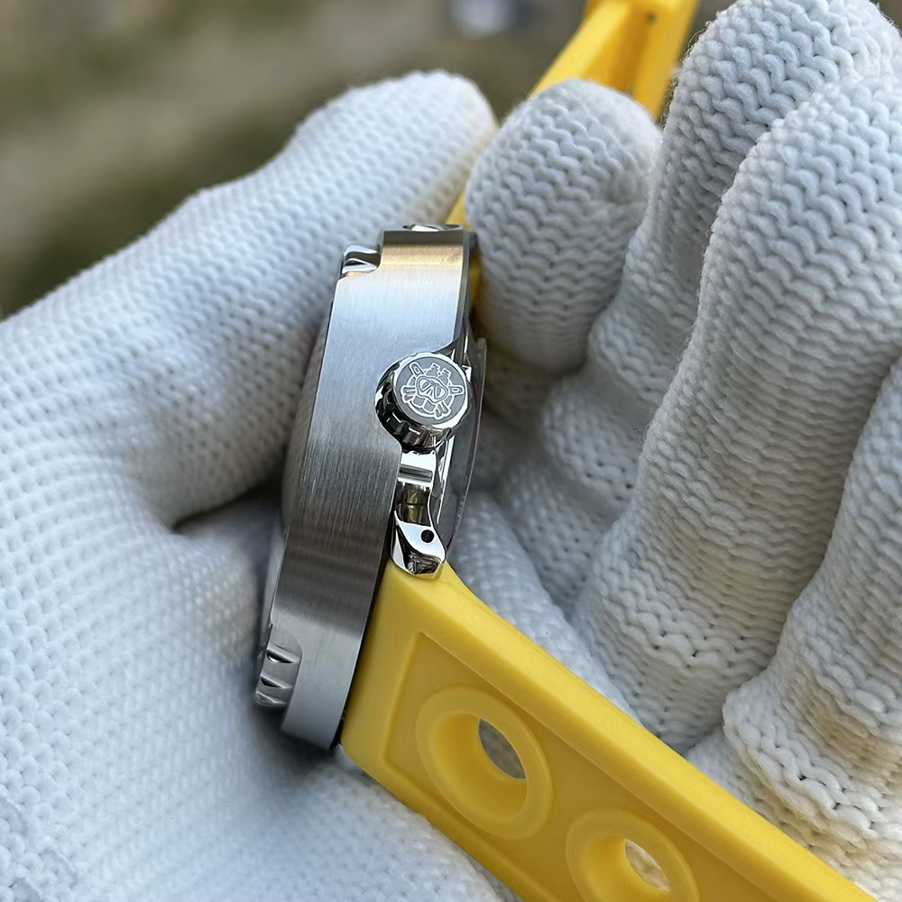 Montre de plongée automatique STEELDIVE SD1975C avec cadran jaune de 47