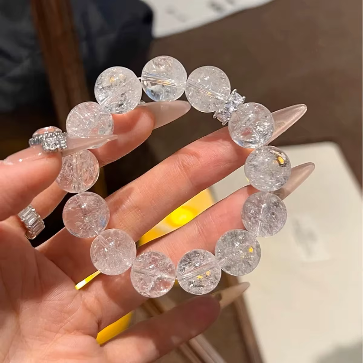 Un bracelet éblouissant en cristal de glace pilée blanc