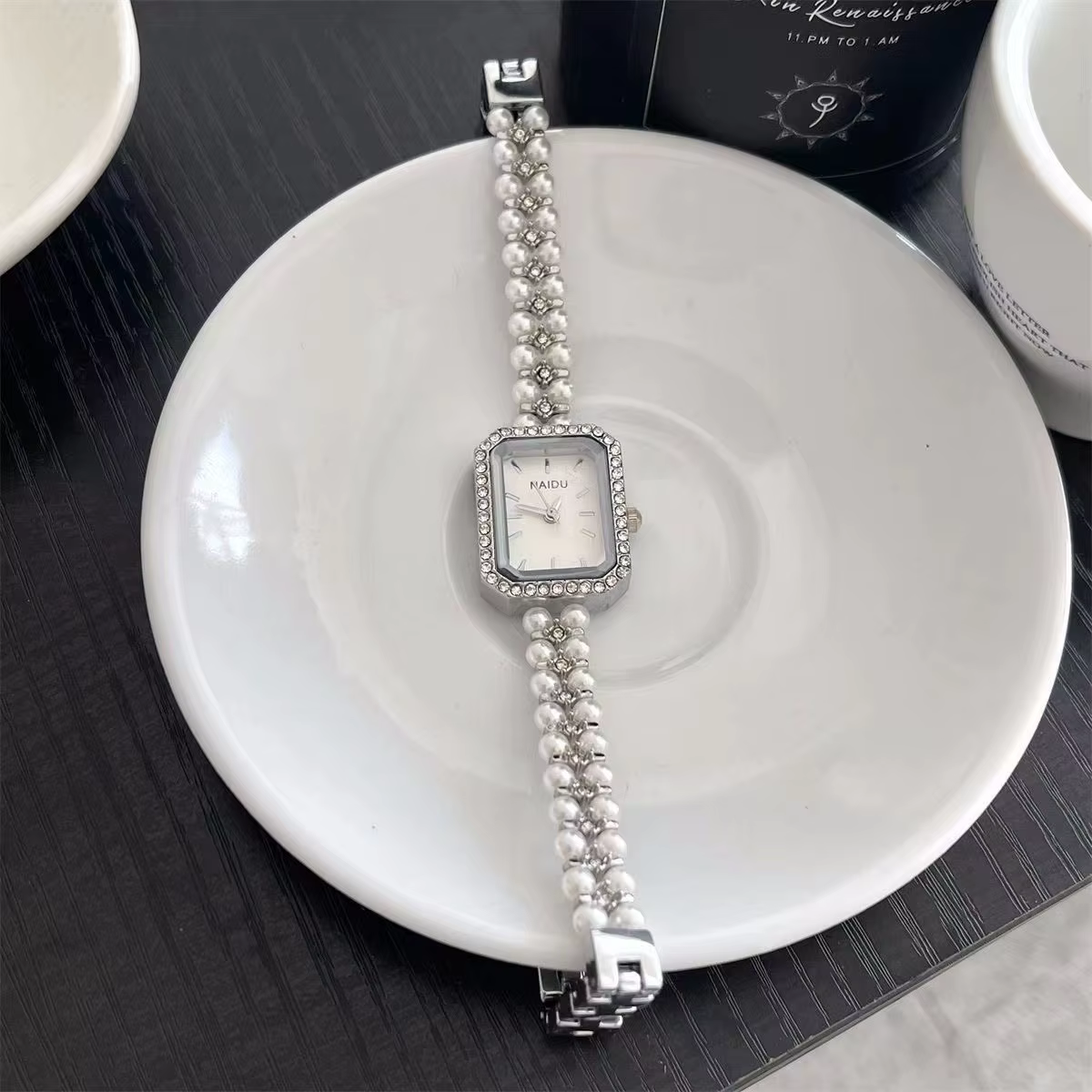 Montre-bracelet carrée pour femme