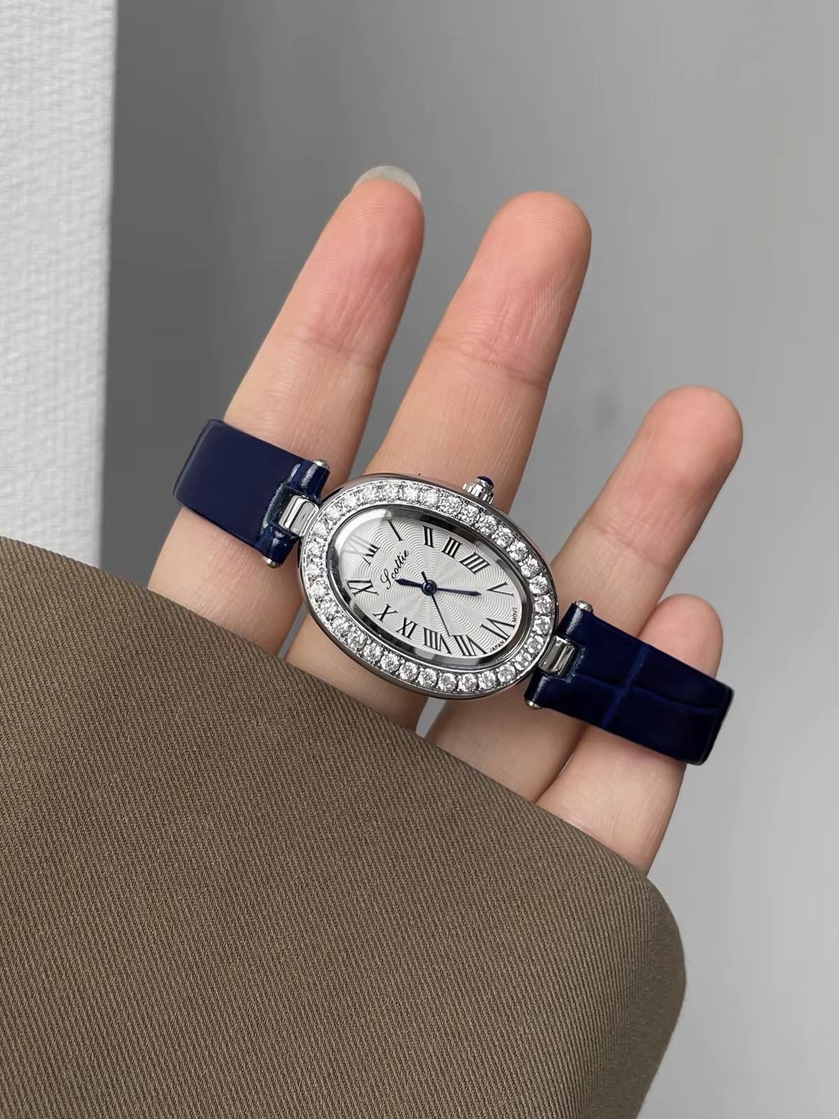 Montre-bracelet élégante pour femme, montre artistique pour femme, montre pour femme authentique de haute qualité, nouveau style 2025, montre tendance.