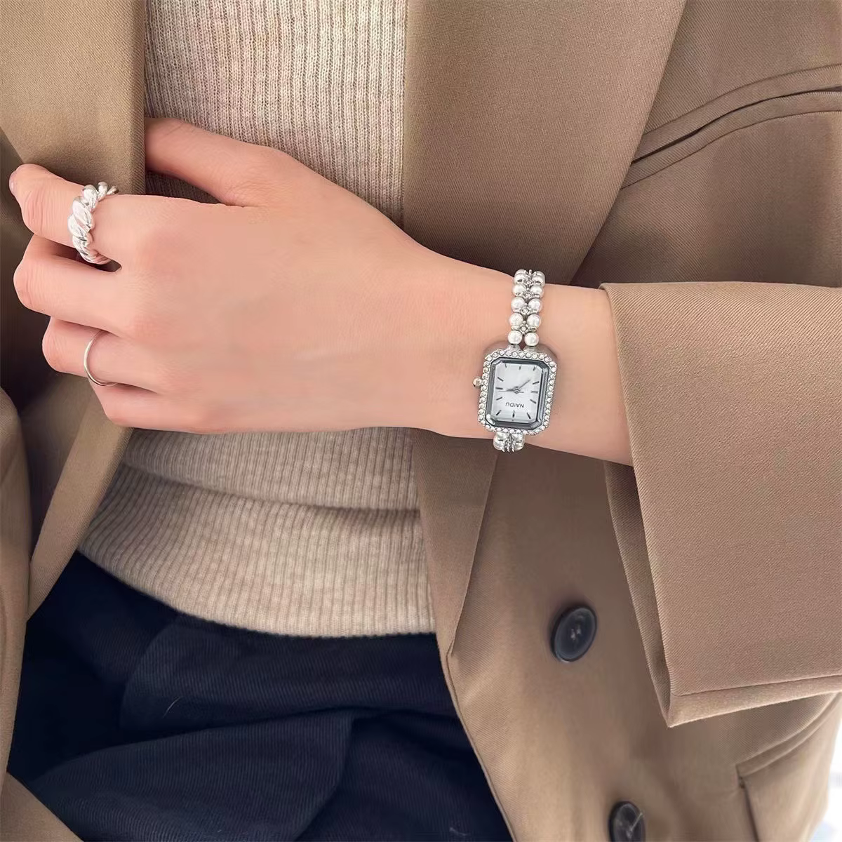 Montre-bracelet carrée pour femme