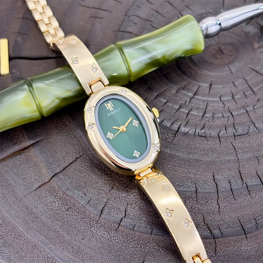 Montre ovale dorée tendance pour femme avec détail gravé en forme d'étoile : un accessoire intemporel