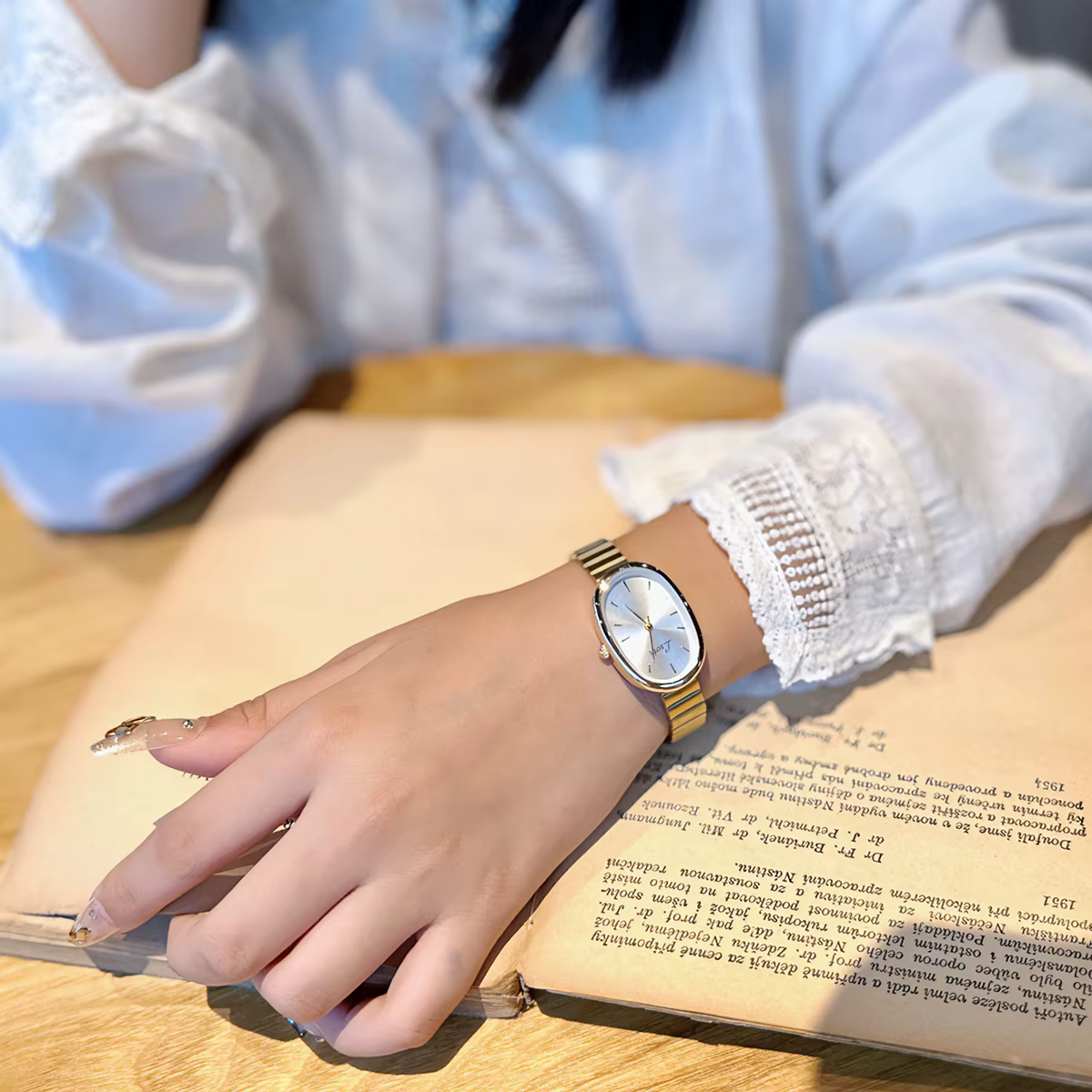 1pc nouvelle montre pour femme à la mode avec Bracelet en or