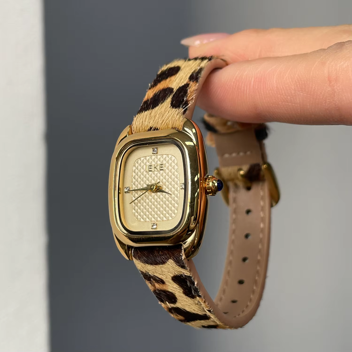 Montre élégante à imprimé léopard de luxe